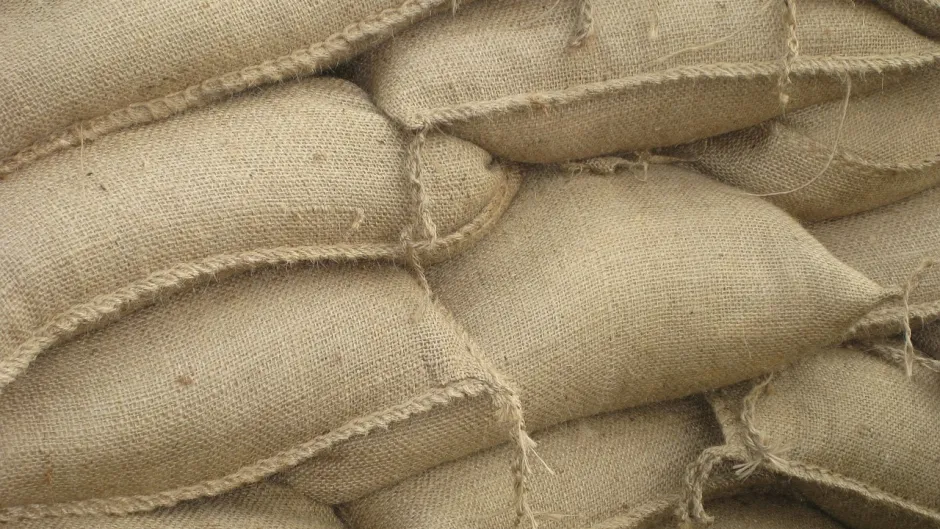 Ein Haufen Sandsäcke, die vor Überflutung schützen sollen.